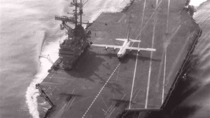 Can the F 35 land on an aircraft carrier?