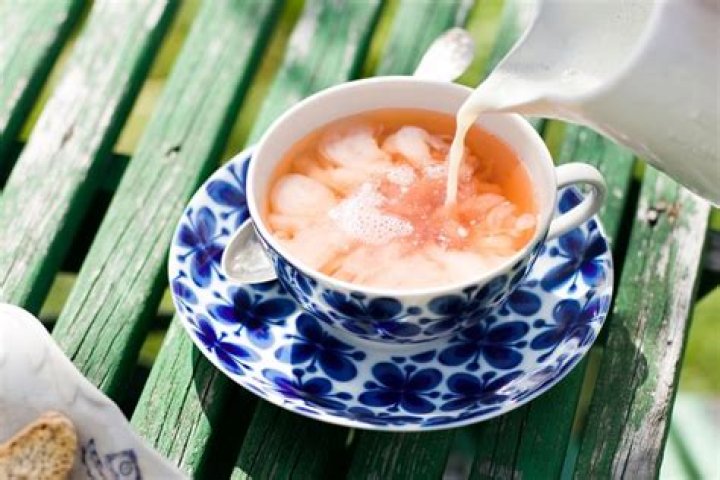Do Brits put cream in tea?
