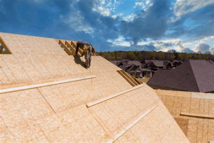 Does roof sheathing need to be staggered?