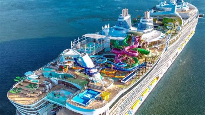 How much does a Royal Caribbean cruise ship captain make?