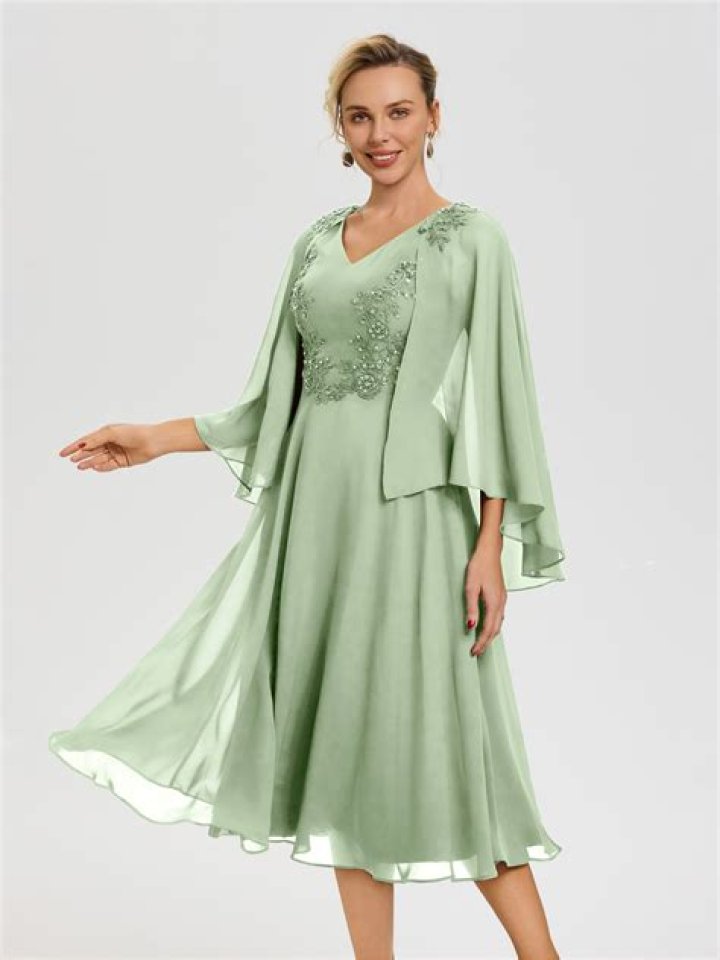 Should the brides mother wear white?