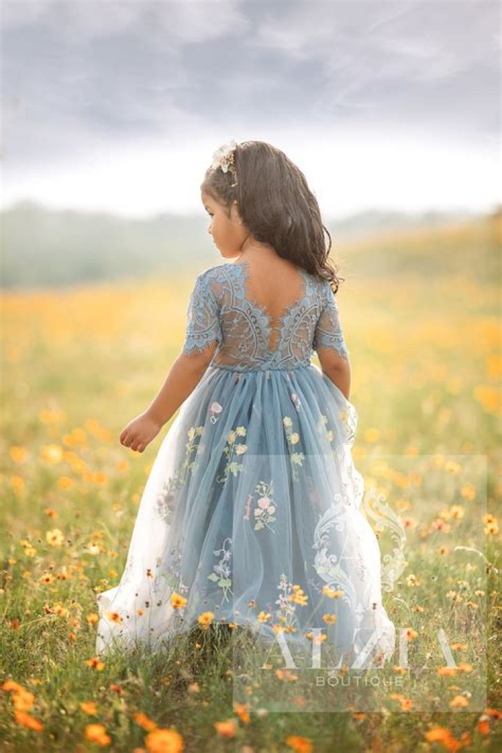 What color petals should flower girl throw?