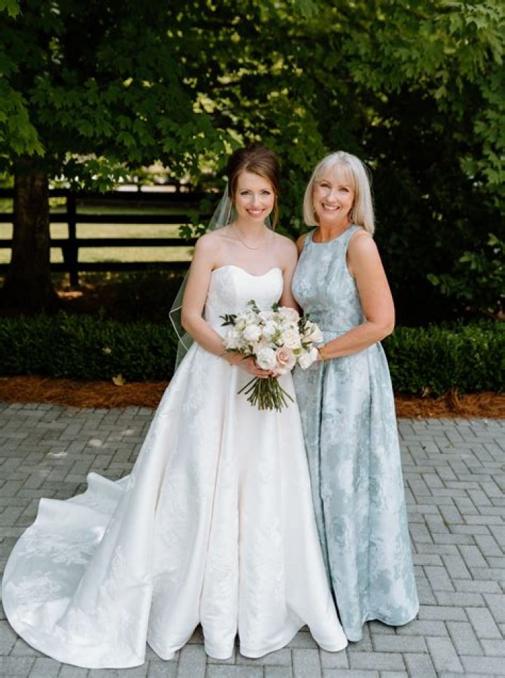 What does the mom of the bride do?