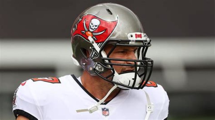 What helmet does Darren Waller wear?